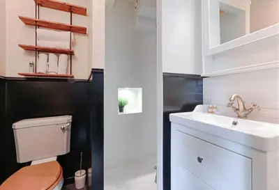 Salle de bains dans l'établissement MyKeypers - Fantastic Designed Parisan LOFT 2BR/6P- Le Marais