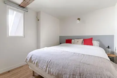 Un ou plusieurs lits dans un hébergement de l'établissement MyKeypers - Fantastic Designed Parisan LOFT 2BR/6P- Le Marais