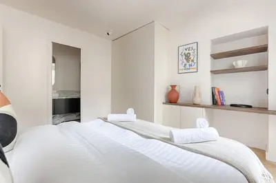 Un ou plusieurs lits dans un hébergement de l'établissement MyKeypers - Luxury & Design Flat 1BR/4P- Bastille