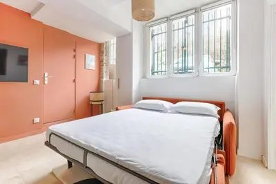 Un ou plusieurs lits dans un hébergement de l'établissement MyKeypers - Chic & Elegant Flat 2BR/6P- République