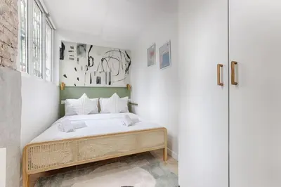 Un ou plusieurs lits dans un hébergement de l'établissement MyKeypers - Chic & Elegant Flat 2BR/6P- République