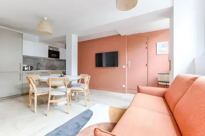 Télévision ou salle de divertissement dans l'établissement MyKeypers - Chic & Elegant Flat 2BR/6P- République