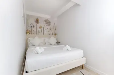 Un ou plusieurs lits dans un hébergement de l'établissement MyKeypers - Chic & Elegant Flat 2BR/6P- République