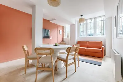 Télévision ou salle de divertissement dans l'établissement MyKeypers - Chic & Elegant Flat 2BR/6P- République