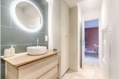 Salle de bains dans l'établissement MyKeypers - Chic & Elegant Flat 2BR/6P- République