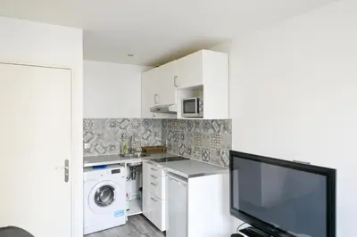 Cuisine ou kitchenette dans l'établissement Au cœur de Montmartre Paris lovers