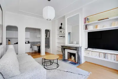 Télévision ou salle de divertissement dans l'établissement Appartement Moderne Champs-Elysées - Saint Honoré
