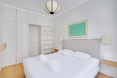 Un ou plusieurs lits dans un hébergement de l'établissement Appartement Moderne Champs-Elysées - Saint Honoré
