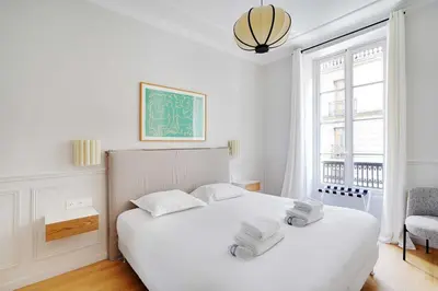 Un ou plusieurs lits dans un hébergement de l'établissement Appartement Moderne Champs-Elysées - Saint Honoré