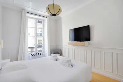 Un ou plusieurs lits dans un hébergement de l'établissement Appartement Moderne Champs-Elysées - Saint Honoré
