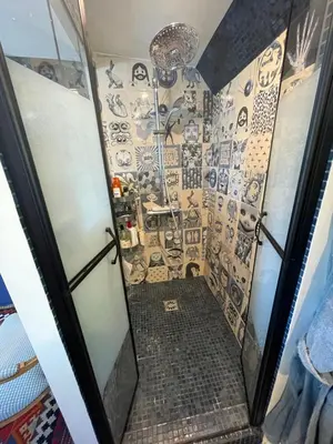 Salle de bains dans l'établissement Dépaysement Art déco sur Seine à 2 pas de Paris