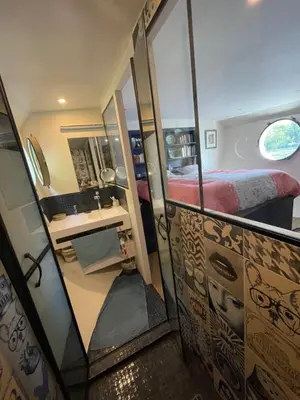 Salle de bains dans l'établissement Dépaysement Art déco sur Seine à 2 pas de Paris