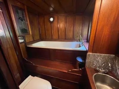 Salle de bains dans l'établissement Dépaysement Art déco sur Seine à 2 pas de Paris