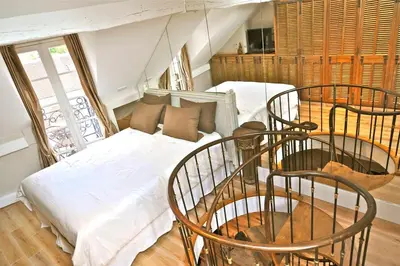 Un ou plusieurs lits dans un hébergement de l'établissement A Balcony on Notre Dame