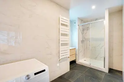 Salle de bains dans l'établissement Raffinement et Confort dans cette Résidence à Levallois-Perret