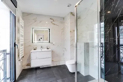 Salle de bains dans l'établissement Raffinement et Confort dans cette Résidence à Levallois-Perret