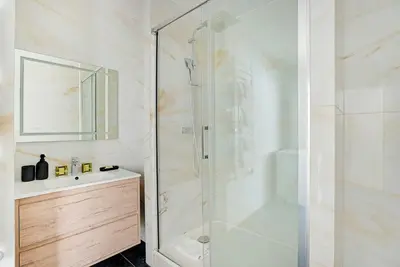 Salle de bains dans l'établissement Raffinement et Confort dans cette Résidence à Levallois-Perret