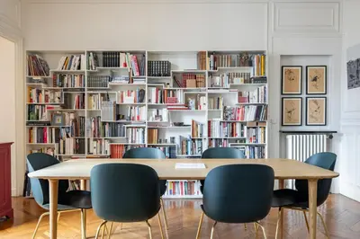 Bibliothèque dans l'appartement