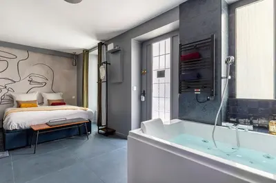 Un ou plusieurs lits dans un hébergement de l'établissement Opéra, Grand Boulevard 9ème, suite avec jacuzzi