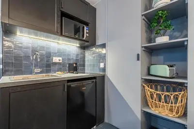 Cuisine ou kitchenette dans l'établissement Opéra, Grand Boulevard 9ème, suite avec jacuzzi