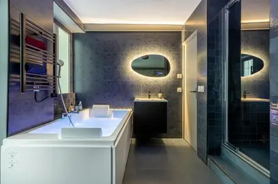 Salle de bains dans l'établissement Opéra, Grand Boulevard 9ème, suite avec jacuzzi