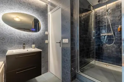 Salle de bains dans l'établissement Opéra, Grand Boulevard 9ème, suite avec jacuzzi