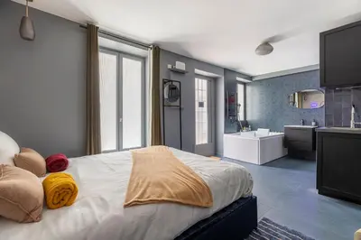 Un ou plusieurs lits dans un hébergement de l'établissement Opéra, Grand Boulevard 9ème, suite avec jacuzzi