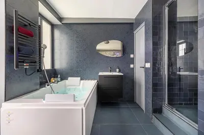 Salle de bains dans l'établissement Opéra, Grand Boulevard 9ème, suite avec jacuzzi