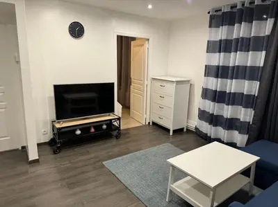 Télévision ou salle de divertissement dans l'établissement Cosi apartment near La Défense