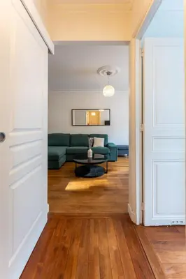 Coin salon dans l'établissement Appartement de luxe Champs Elysees Neuf