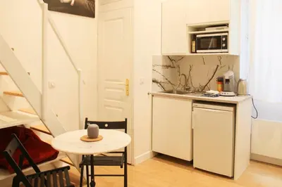 Cuisine ou kitchenette dans l'établissement Studio 15m - 3P - Gare de l'Est