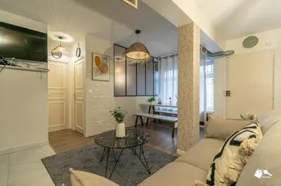 Télévision ou salle de divertissement dans l'établissement MBA - Splendide Appartement Proche Montmartre