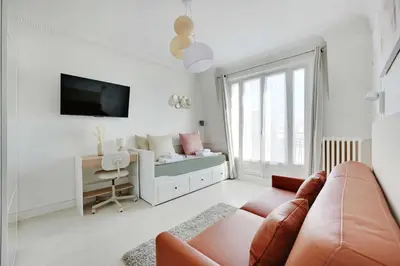 Télévision ou salle de divertissement dans l'établissement Cosy apartment - 1BR-2P - Near Champs-de-Mars