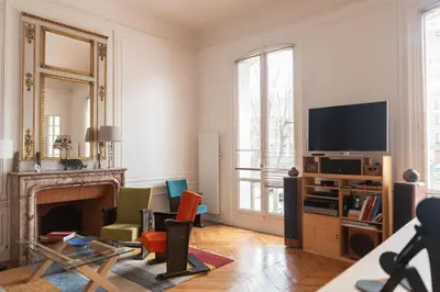 Télévision ou salle de divertissement dans l'établissement Spacious nest with terrace near Batignolles
