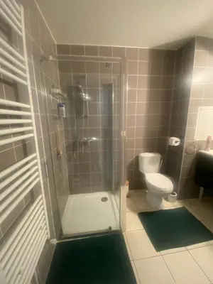 Salle de bains dans l'établissement Chambre privée Sdb kitchenette proche de Paris
