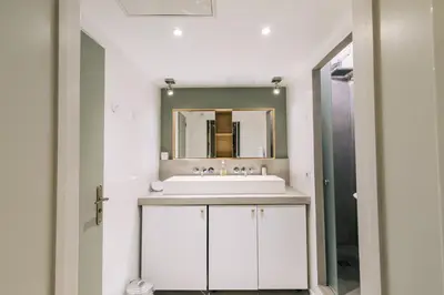 Salle de bains dans l'établissement Le Petit Nid - 2 personnes - Paris 3 - Terrasse