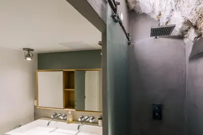 Salle de bains dans l'établissement Le Petit Nid - 2 personnes - Paris 3 - Terrasse