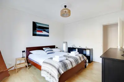 Un ou plusieurs lits dans un hébergement de l'établissement Peaceful apartment 2BR-4P - Arc de Triomphe