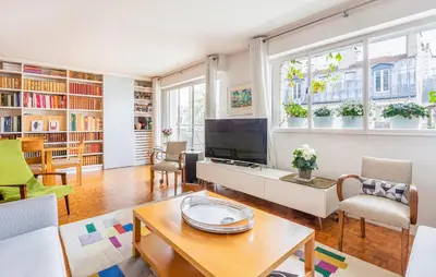 Télévision ou salle de divertissement dans l'établissement Awesome Apartment In Paris With Wifi