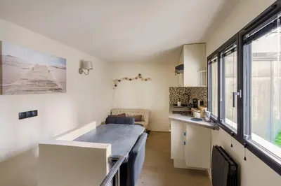 Cuisine ou kitchenette dans l'établissement Central & Stylish 1BD Duplex w GardenMontmartre!