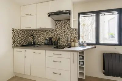 Cuisine ou kitchenette dans l'établissement Central & Stylish 1BD Duplex w GardenMontmartre!