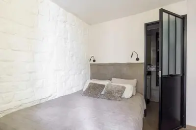 Un ou plusieurs lits dans un hébergement de l'établissement Central & Stylish 1BD Duplex w GardenMontmartre!