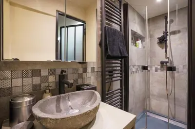 Salle de bains dans l'établissement Central & Stylish 1BD Duplex w GardenMontmartre!