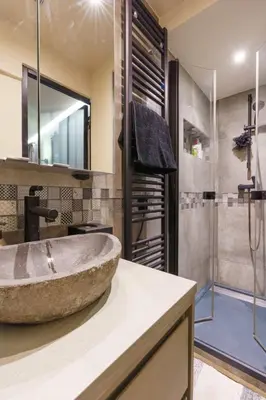 Salle de bains dans l'établissement Central & Stylish 1BD Duplex w GardenMontmartre!