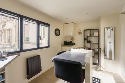 Un ou plusieurs lits dans un hébergement de l'établissement Central & Stylish 1BD Duplex w GardenMontmartre!