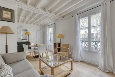 Coin salon dans l'établissement Tranquil Heaven up to 4 guests - Heart of Paris 07