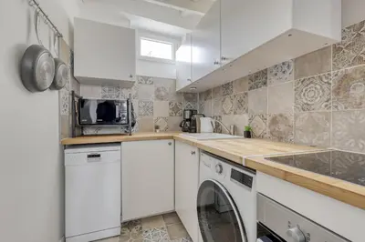 Cuisine ou kitchenette dans l'établissement Tranquil Heaven up to 4 guests - Heart of Paris 07