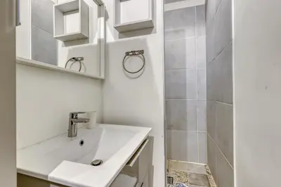 Salle de bains dans l'établissement Tranquil Heaven up to 4 guests - Heart of Paris 07