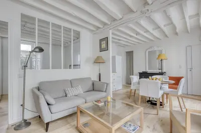 Coin salon dans l'établissement Tranquil Heaven up to 4 guests - Heart of Paris 07
