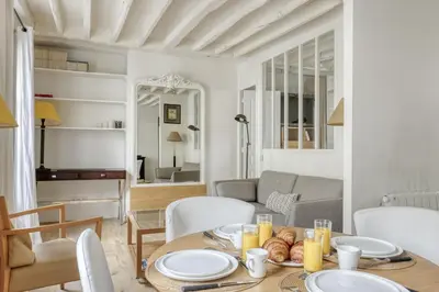 Coin salon dans l'établissement Tranquil Heaven up to 4 guests - Heart of Paris 07